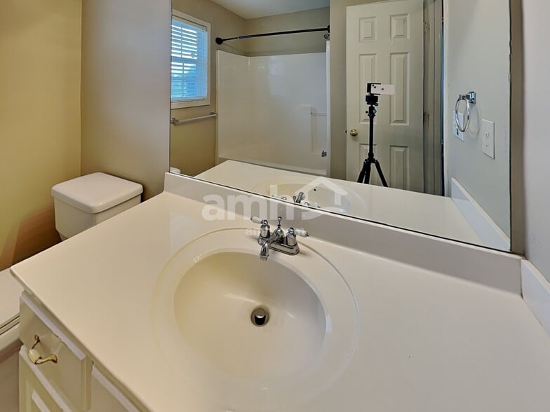 Building Photo - 811 Karie Dr