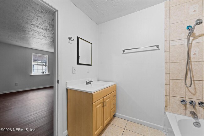 Building Photo - 1052 E 10th St