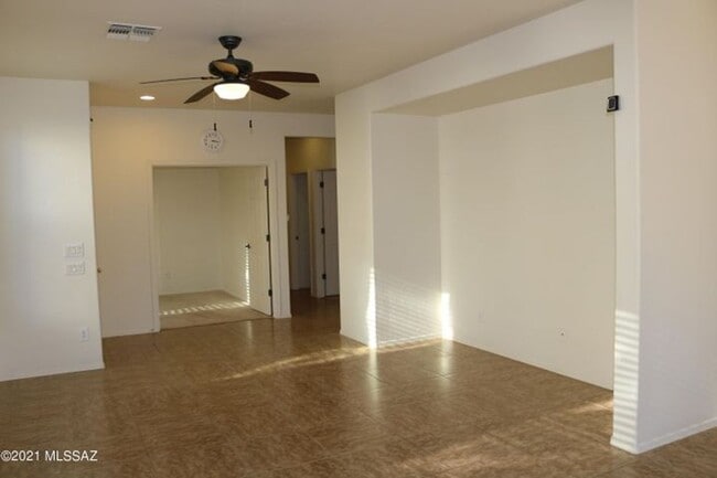 Building Photo - Move in Ready 2 bedroom 2 bath with den!