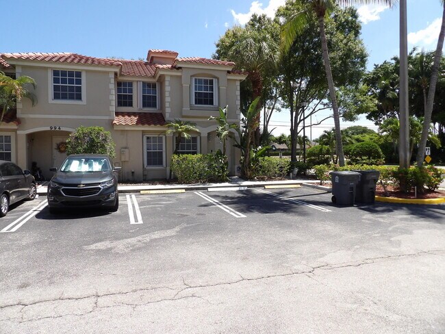 Building Photo - 996 Summit Lake Dr
