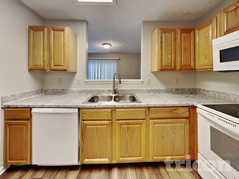 Building Photo - 4468 Connaught Dr E