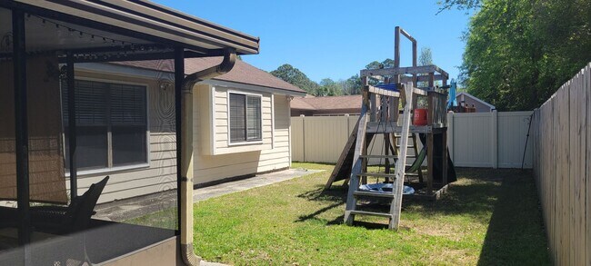 Building Photo - 3/2 with fenced in yard!