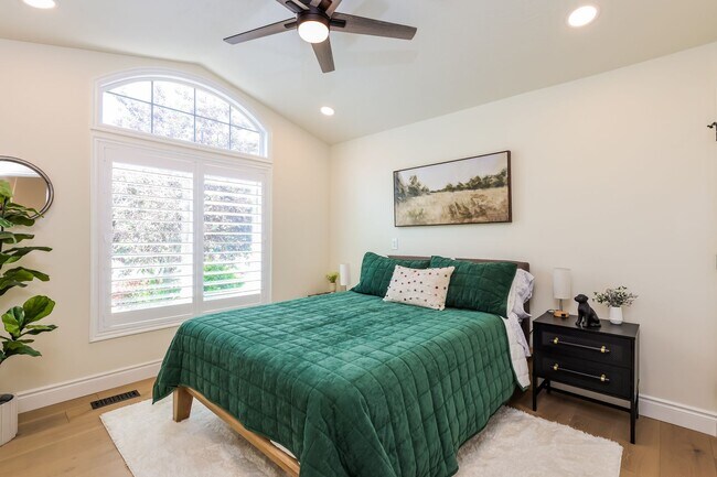 Building Photo - 6 Bed/6 Bathroom house in Riverton