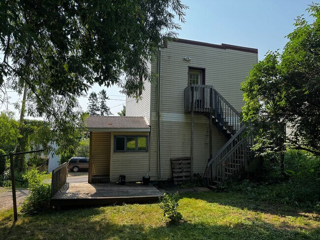 Building Photo - 214 E 8th St
