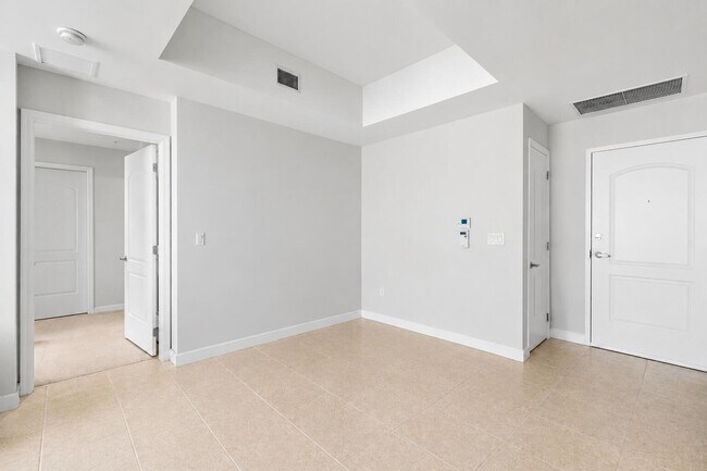 Building Photo - 801 S Olive Ave