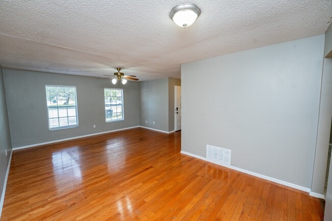 Building Photo - 150 Lady Susan Ct