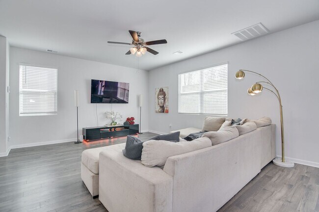 Building Photo - 4 Bedroom 3 Bathroom Two Story Home