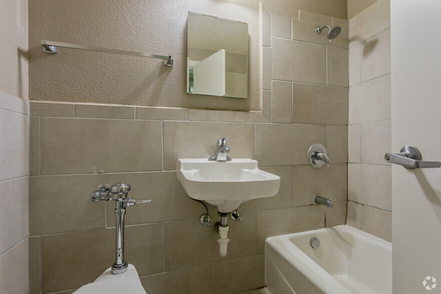 Deluxe Studio - 380 SF - Bathroom - The Que Apartments