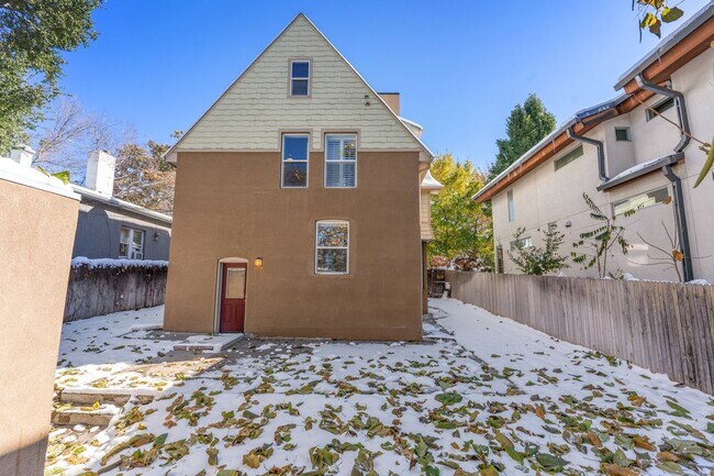 Building Photo - Beautifully updated 3 BR 3 bath Victorian home 7 blocks from Washington Park