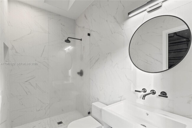 Building Photo - 2132 Middle River Dr