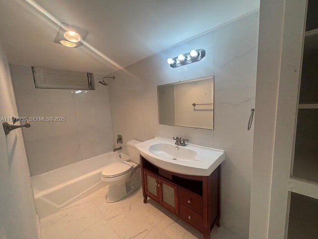 Building Photo - 2999 Point E Dr