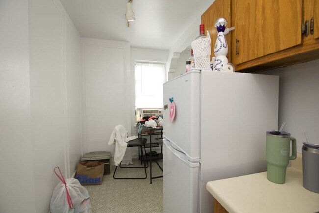 Building Photo - 4060 N Kenmore Ave