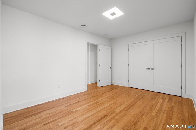 Building Photo - 25 Crescent Bluff Ave