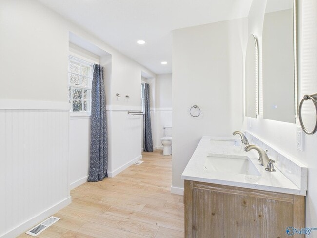 Building Photo - 2521 Lancelot Dr SE