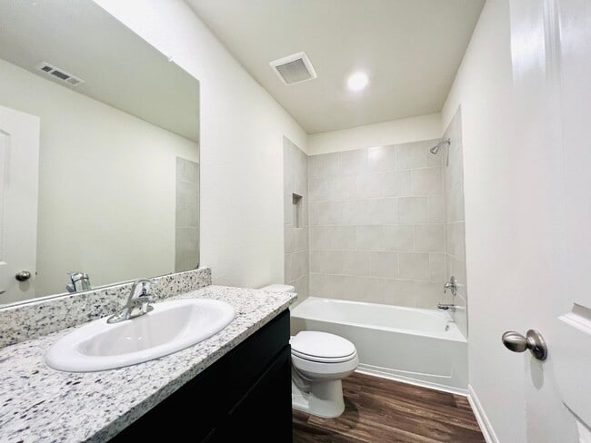 Building Photo - Gorgeous 3 bedroom | 2.5 bath home in great location!