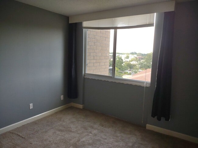 Building Photo - Marvellous Two Bedroom Condo With Perks!