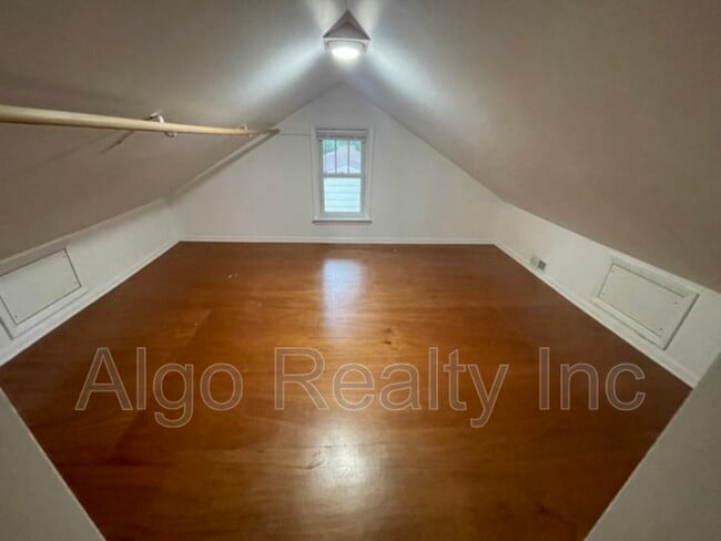 Building Photo - 1475 Albert St N