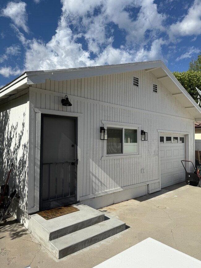 Building Photo - 909 Valley View Ave