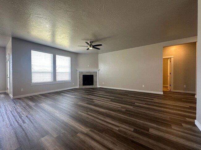 Building Photo - Beautiful 3bed, 2bath, 3car 1,948sq.ft. ho...