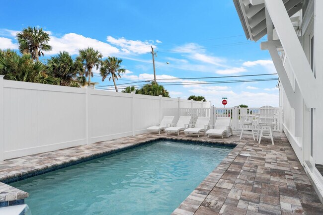 Building Photo - 14300 Front Beach Rd