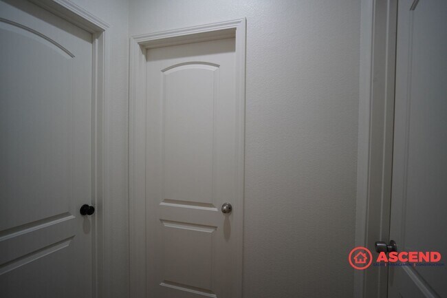 Building Photo - Charming 3 bedroom Home In Southwest!