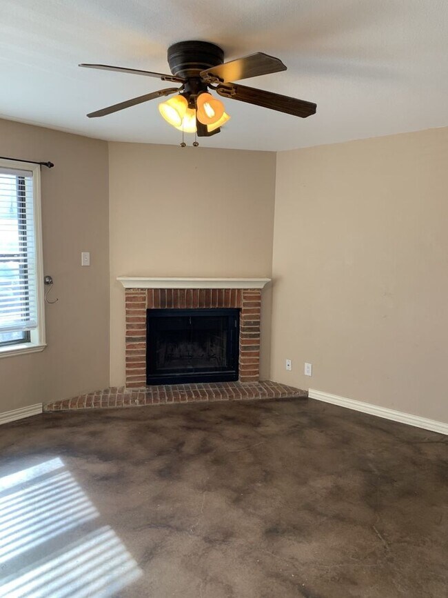 Building Photo - 716 W Mulberry St