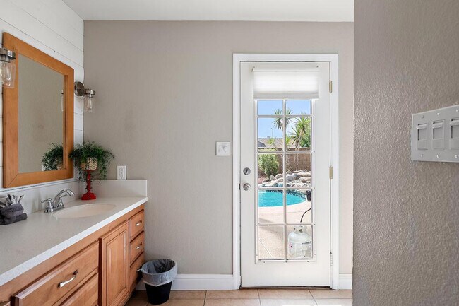 Building Photo - 4329 E Cherokee St