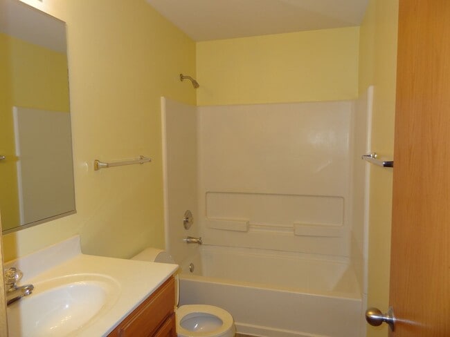 Building Photo - 3 BEDROOM, 1.1 BATH TOWNHOME IN BRISTOL BA...