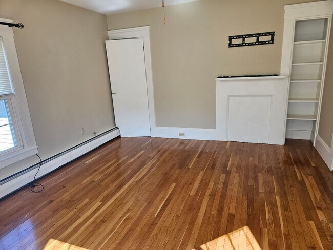 Building Photo - 2 Bedroom townhouse style apartment