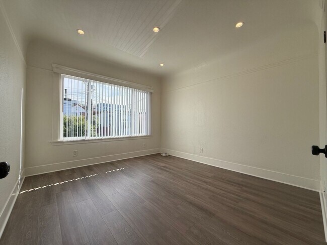 Building Photo - Newly Renovated Upper Unit – Bright 3BD / 1.5BA