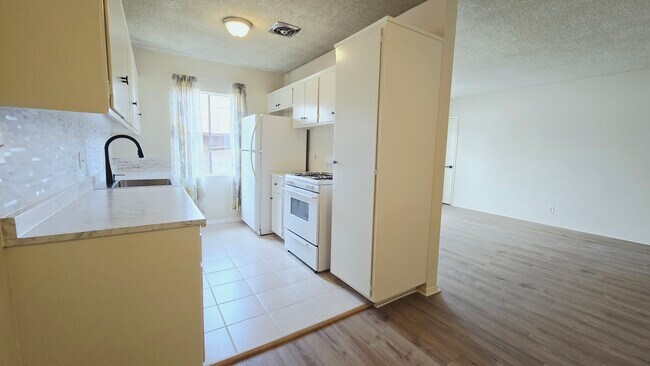 Building Photo - 526 S St Andrews Pl