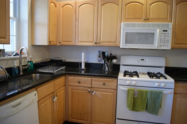 Building Photo - Charming 3 Bedroom Townhome in Hampden - B...