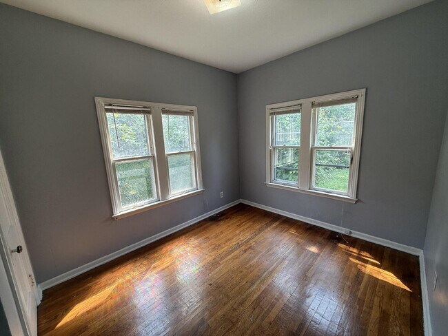 Building Photo - Heritage Hill 2BR Main Level Apartment
