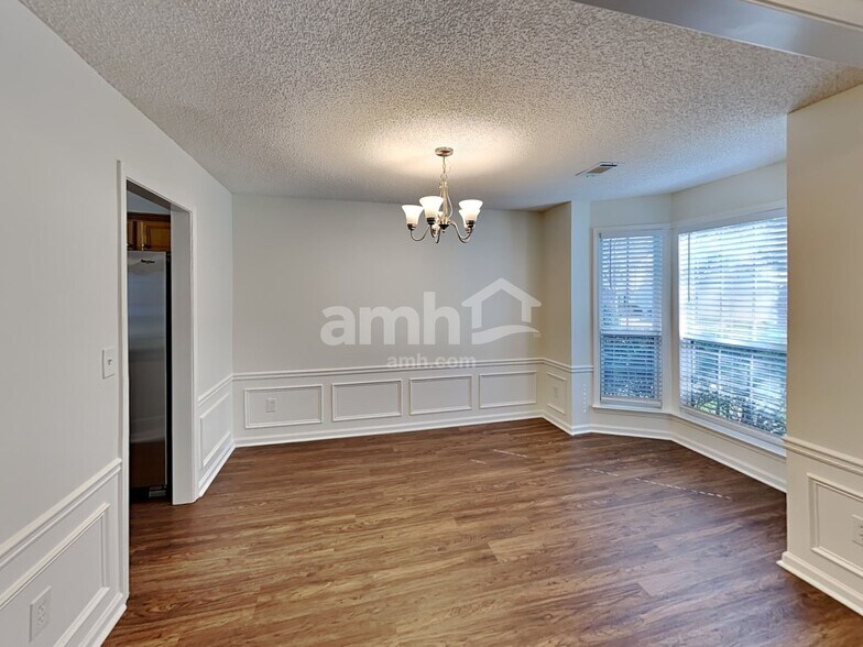 Building Photo - 582 Lullingstone Dr SE