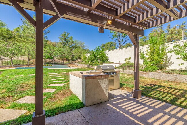 Building Photo - Executive 5-Bedroom Pool Home with Dual Master Suites in Stevenson Ranch
