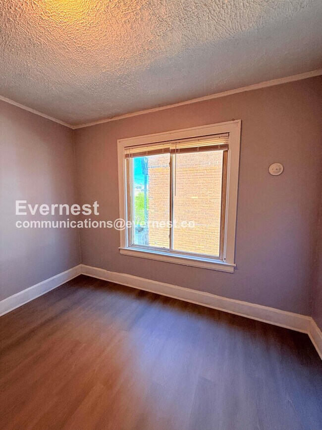 Building Photo - 2302 Hazelwood St