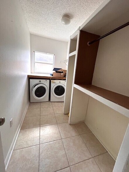 Building Photo - 843 Ognon Ct