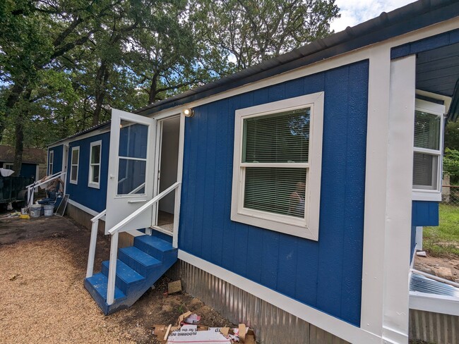 Building Photo - 300 Royal Way