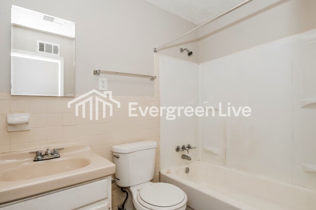 Building Photo - 3325 Cedar Springs Dr