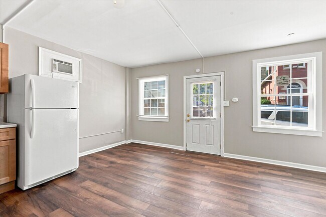 Building Photo - 571 Olive St