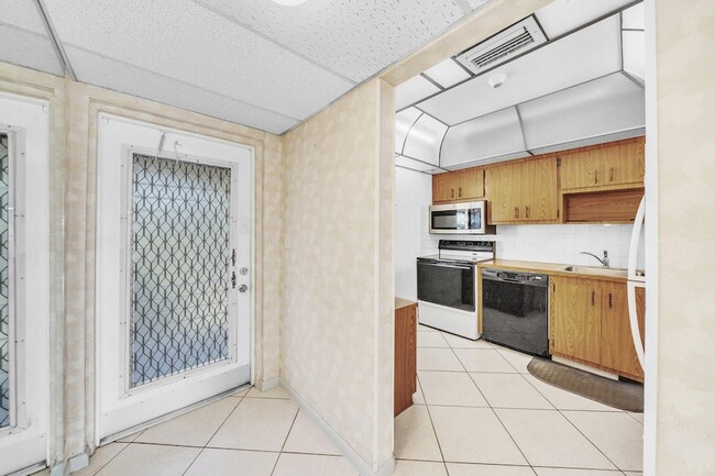 Building Photo - 1035 Country Club Dr