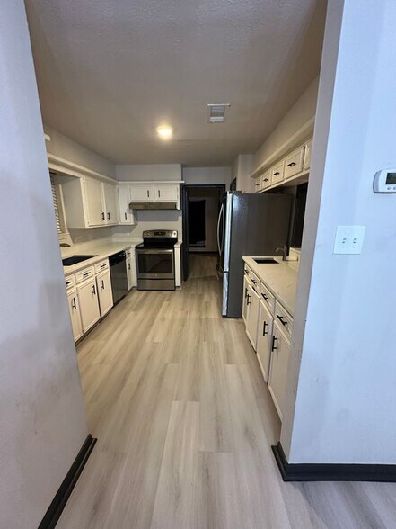 Building Photo - 4007 W Valley Dr