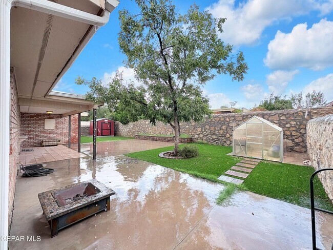 Building Photo - Come to check this beautiful house 4 bedrooms, possible 5th bed and 3 baths.