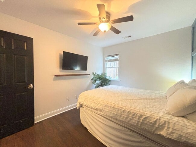 Building Photo - Available July 9th. FULLY FURNISHED 3 BR i...