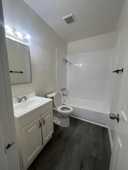 Building Photo - 1133 E Alosta Ave