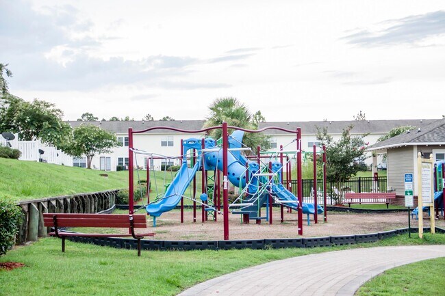 Building Photo - 748 Majestic Dr