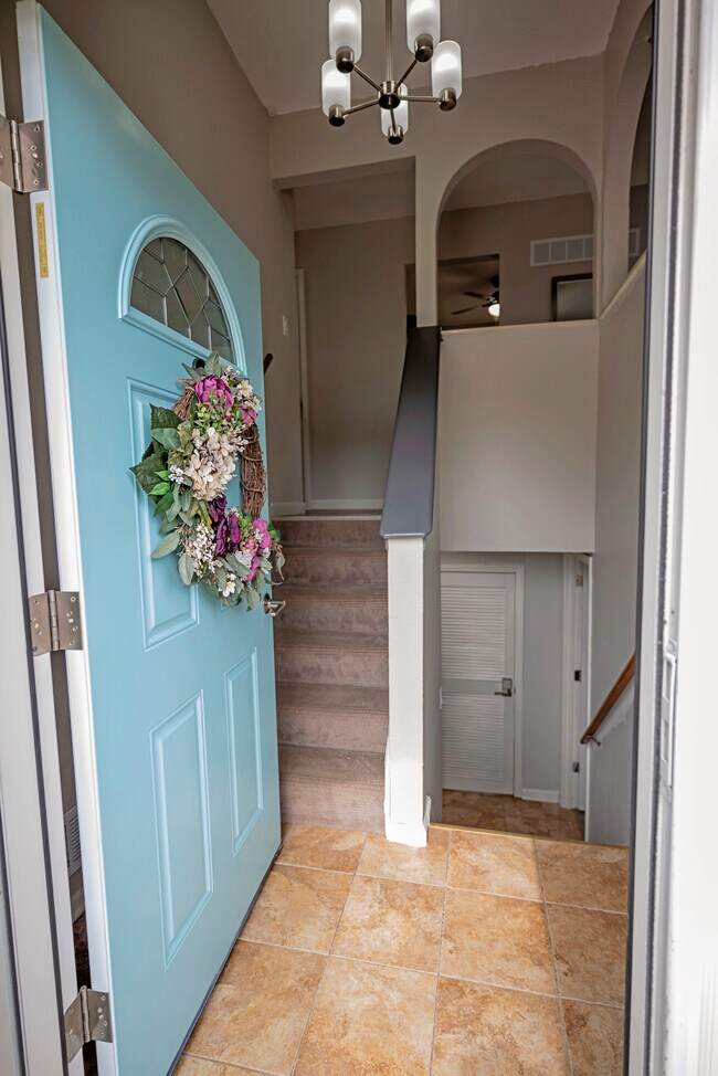 Building Photo - 413 SE Lana Ct