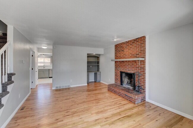 Building Photo - "Charming Duplex Retreat on Inca Street – Spacious 3-Bedroom Haven with 2.5 Baths in Englewood!"