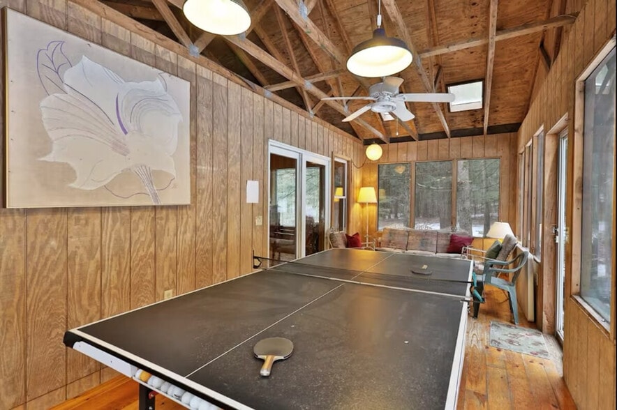 Building Photo - 4155 Lake Shore Dr