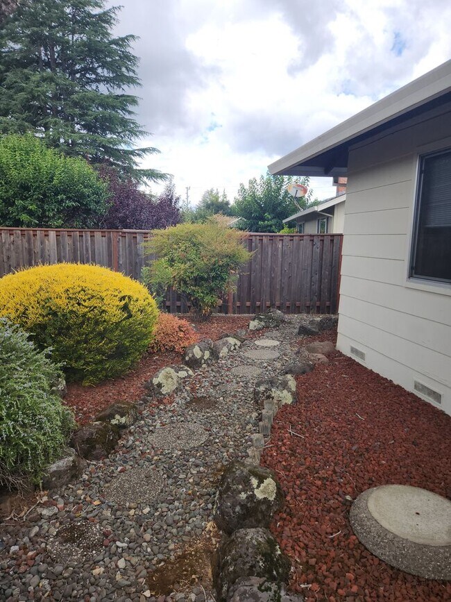 Building Photo - Lovely Home in Oakmont 55+ Senior community